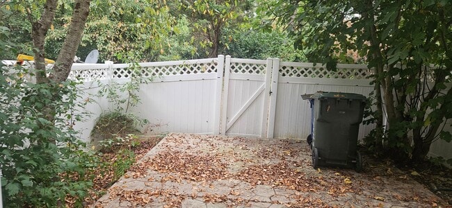 Building Photo - Lovely 3br 2.5ba TH in Raleigh! Available ...