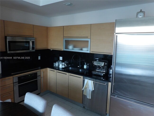 Building Photo - 950 Brickell Bay Dr