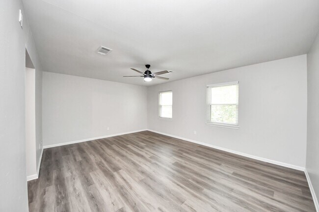 Building Photo - 3923 Cypress Lake Dr