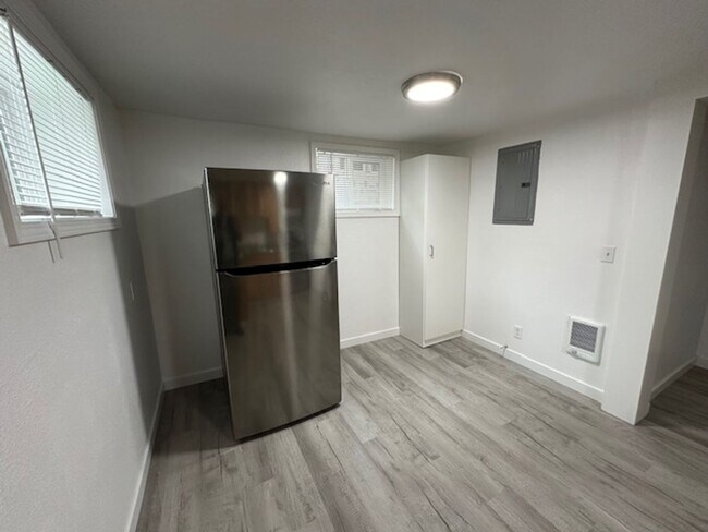 Building Photo - 230 SE 6th Ave