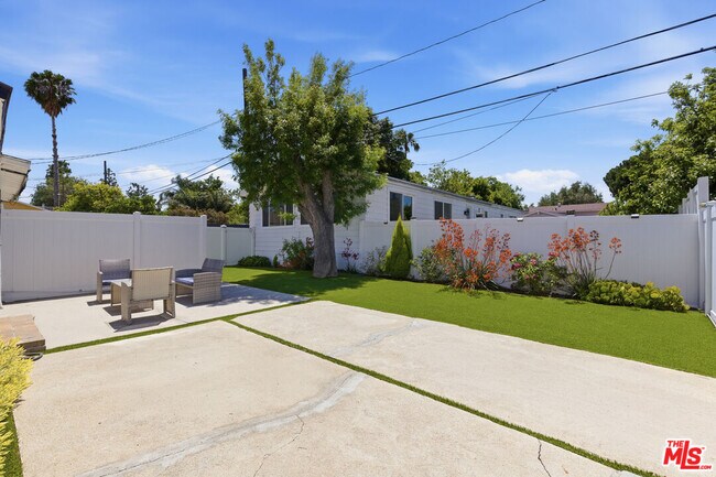 Building Photo - 6033 Fallbrook Ave