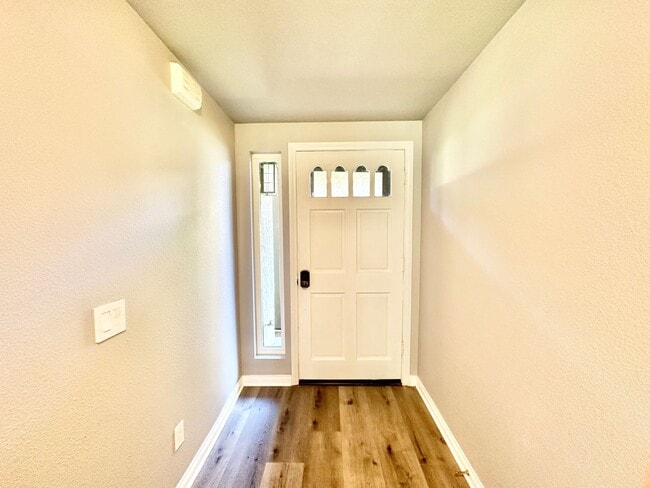 Building Photo - Beautiful, End-Unit, Ground Level, Largest SF 1/1 layout in the Pala Mesa Villas Community with G...
