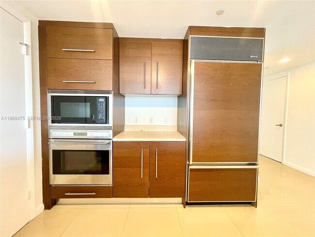 Building Photo - 495 Brickell Ave