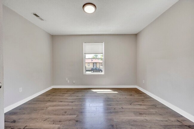 Building Photo - Adorable 1 bed 1 bath - Central air/heat, updated