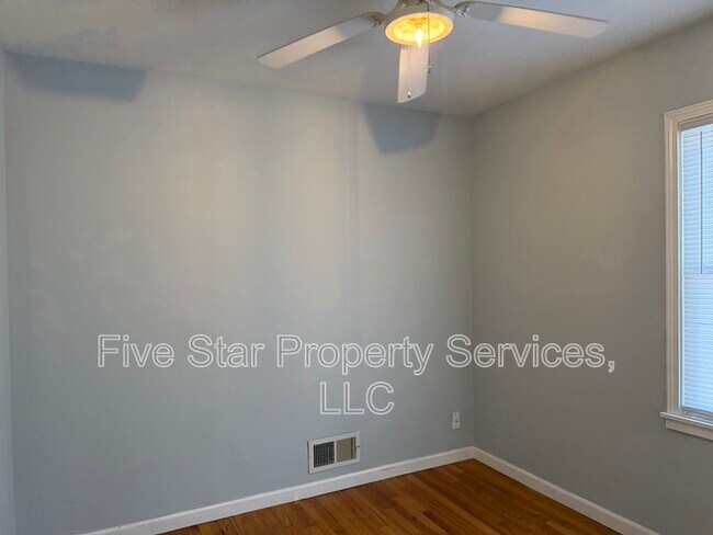 Building Photo - 1028 W Iles Ave