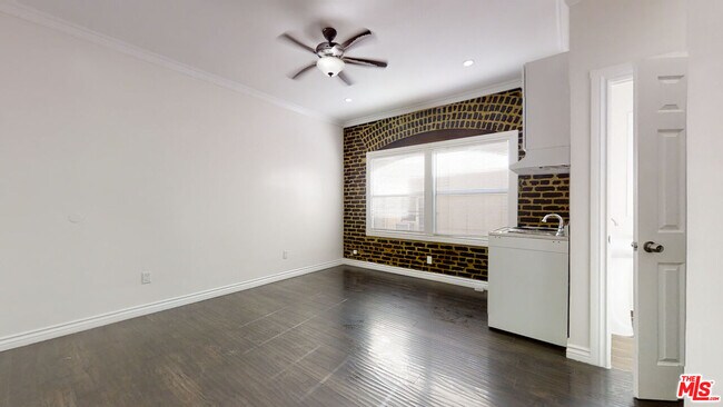 Building Photo - 738 S New Hampshire Ave