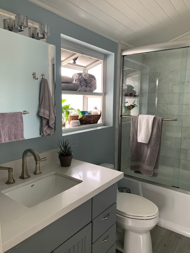 Full bath room off of the bedroom - 17461 Keswick St