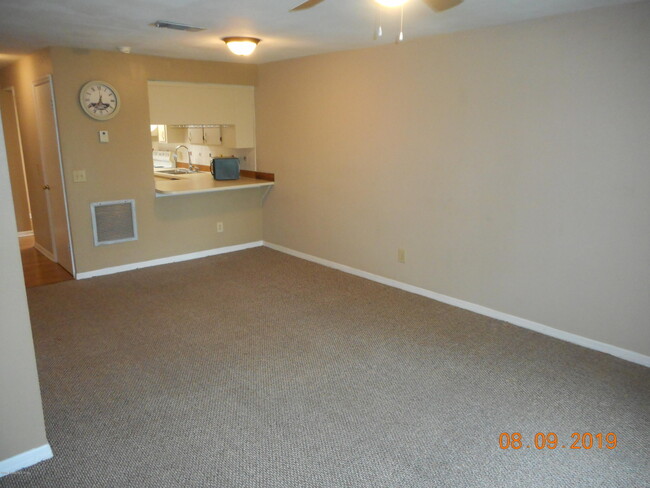 Building Photo - 1010 Pine Tree Dr
