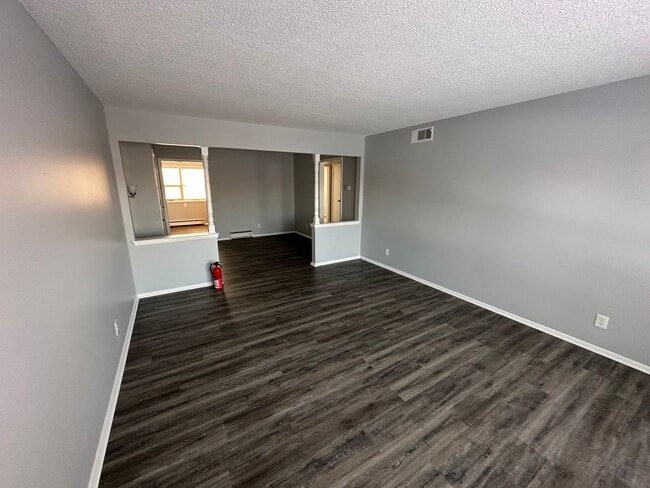 Building Photo - Updated 2 bed 1 bath apartment in the heart of Speedway