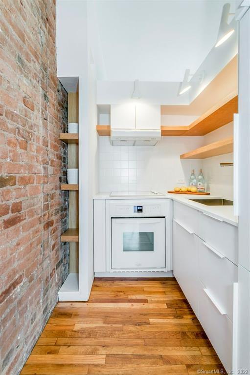 Building Photo - 558 Chapel St