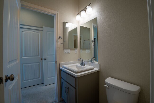 Building Photo - 3625 Blue Bird Dr