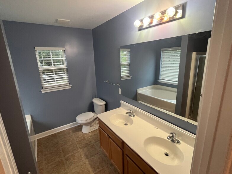 Building Photo - 913 Redford Ln