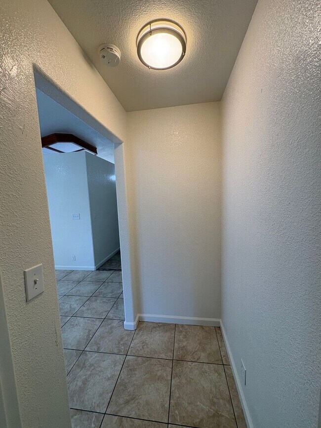 Building Photo - NE Visalia home Rent Ready!