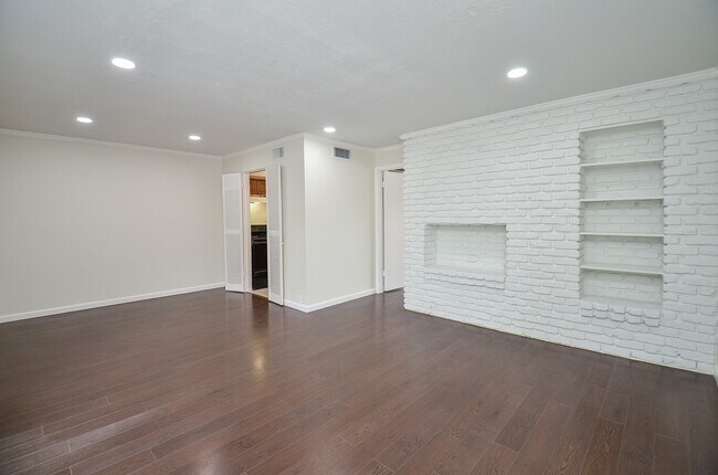 Building Photo - 2121 Fountain View Dr