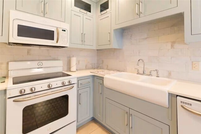 Building Photo - 212 SE A St