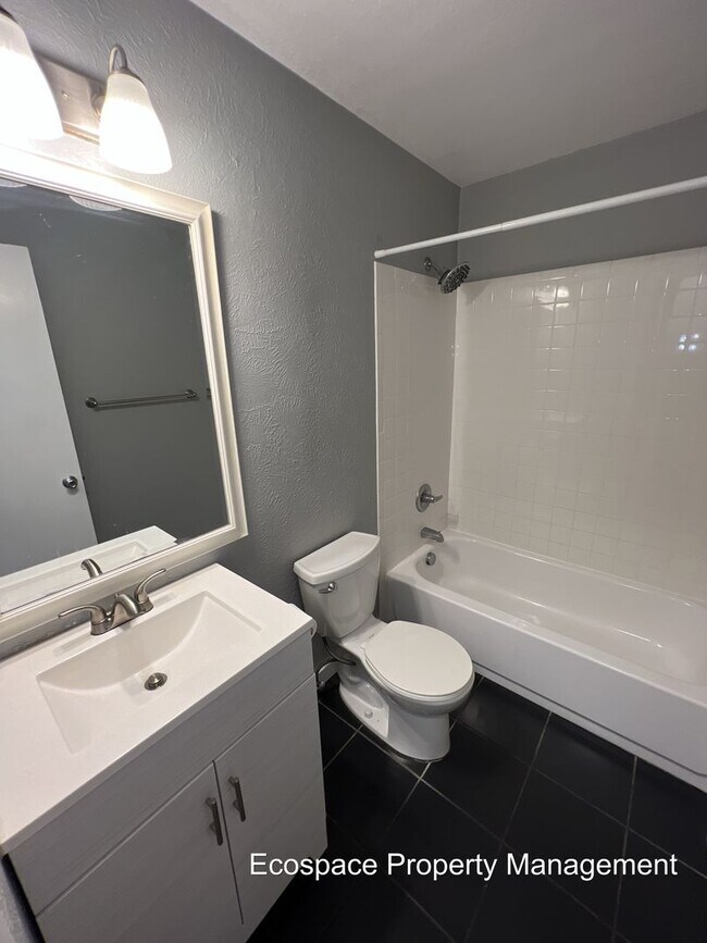 Building Photo - Bright & Beautiful 2-bedroom 1 Bath Across...