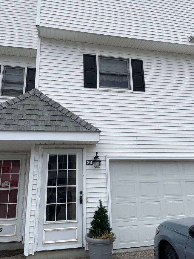 Building Photo - 39 Commodore Commons Ct