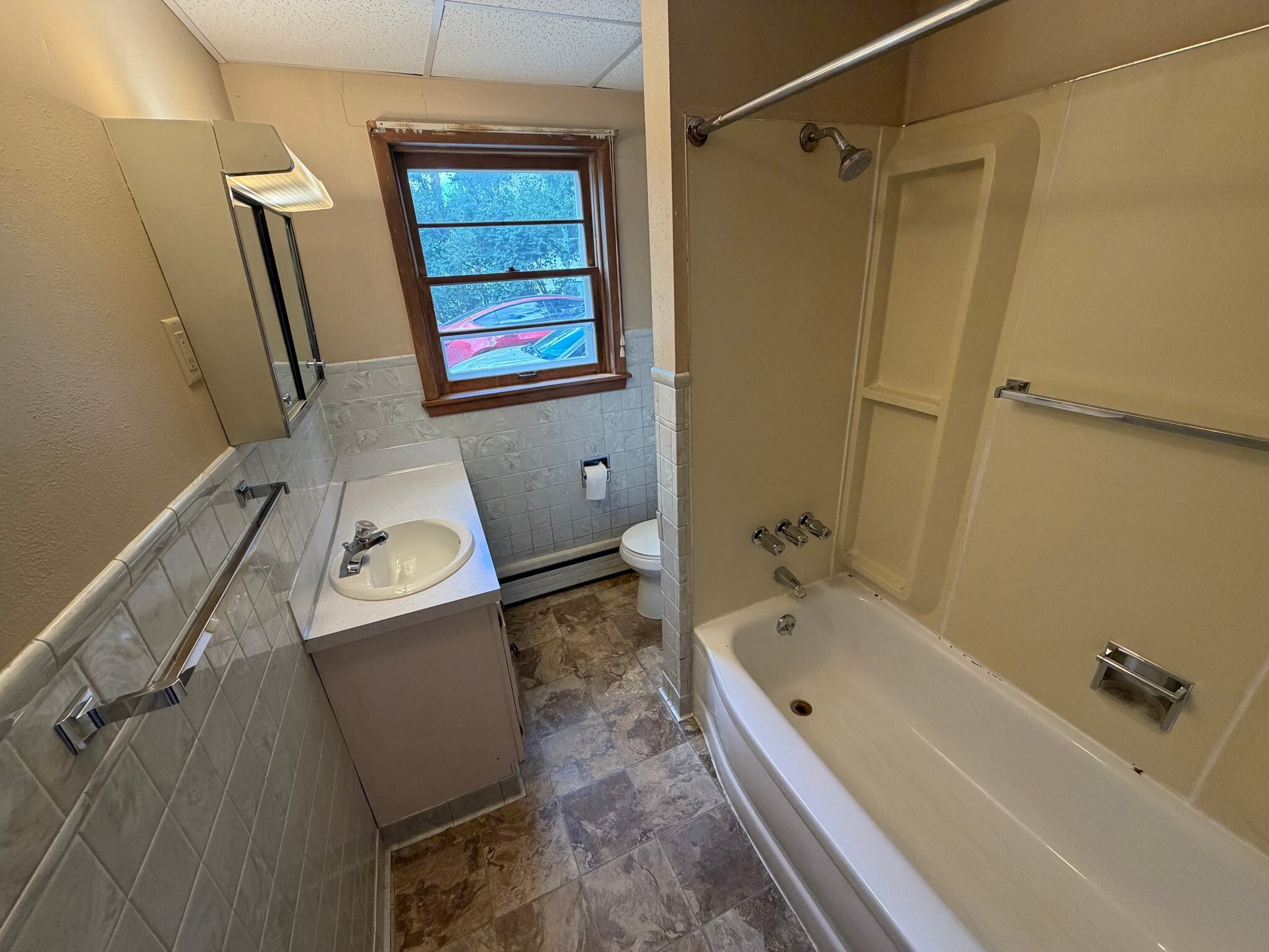 Building Photo - 265 Viking Dr