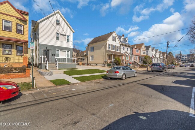 Building Photo - 11 E 43rd St