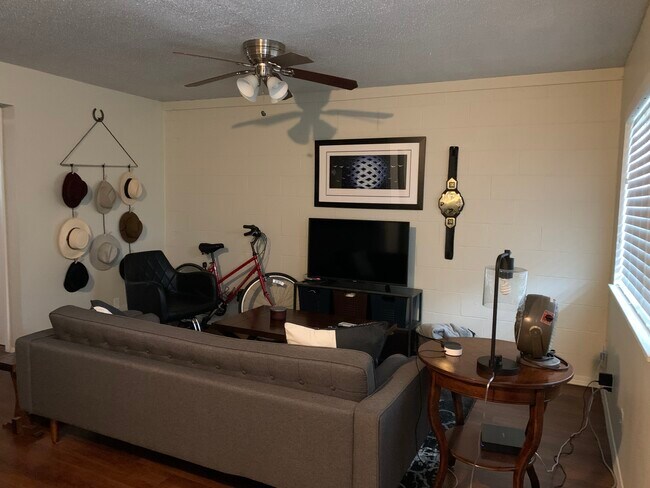 Building Photo - 1202 Newning Ave