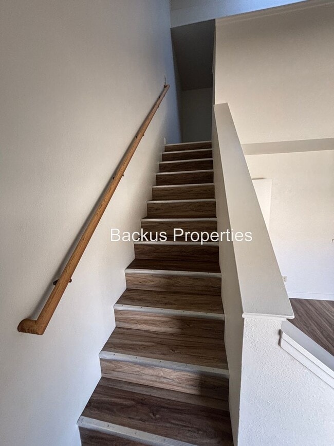 Building Photo - Private townhuse style condo facing grassy...