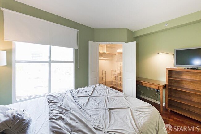 Building Photo - 140 Van Ness Ave