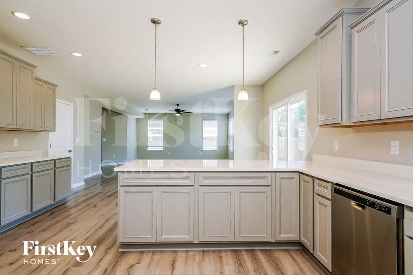 Building Photo - 3370 S Cordell Rd