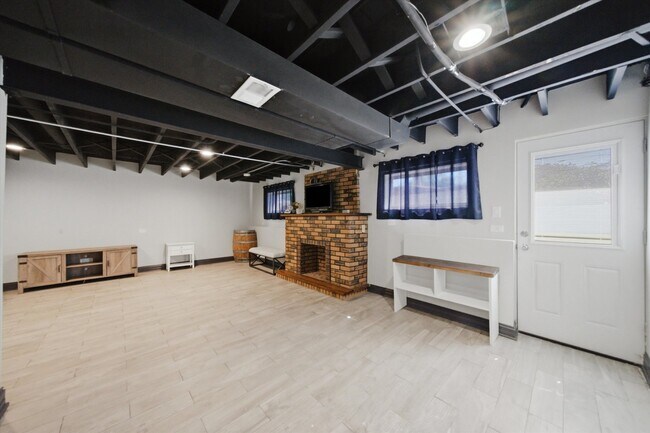 Building Photo - 607 Van Auken St