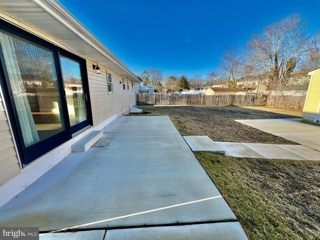 Building Photo - 16 Schoolhouse Dr
