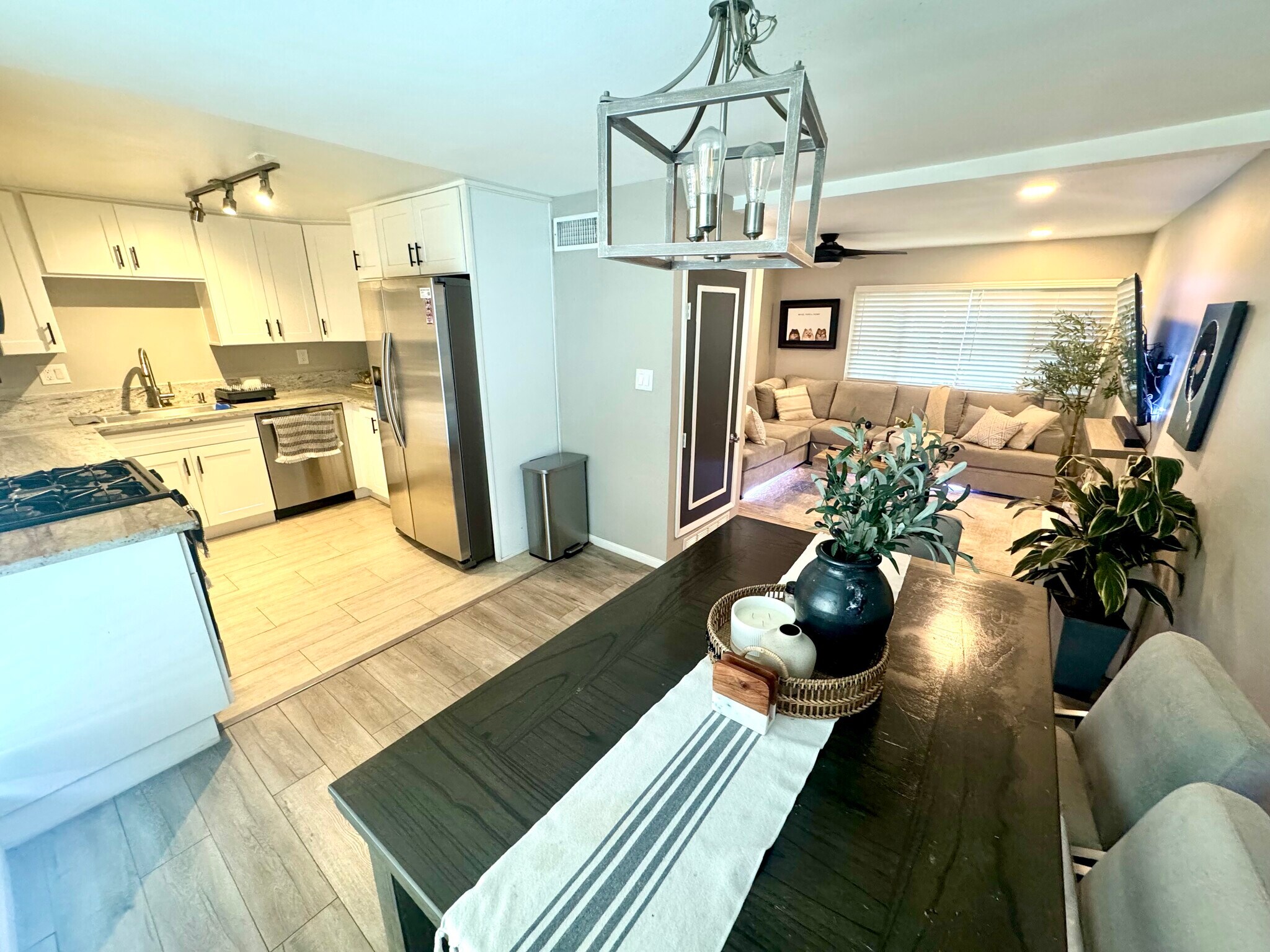 Building Photo - 1151 W Badillo St