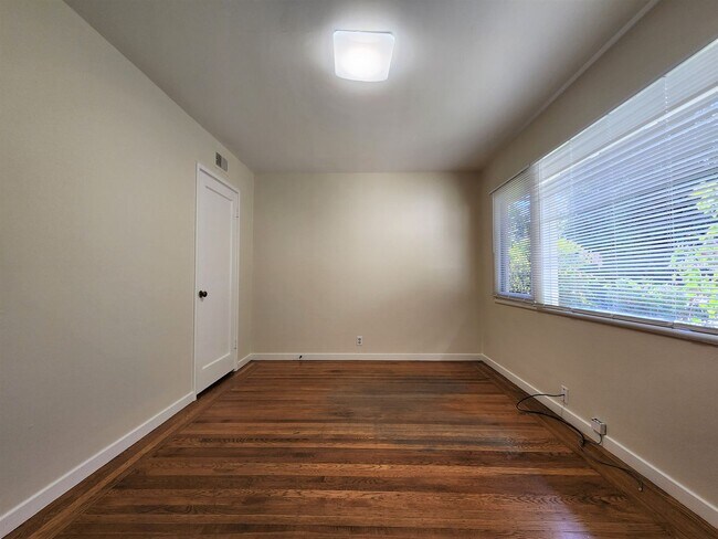 Building Photo - Charming three-bedroom, two-bath home in Midtown Palo Alto.