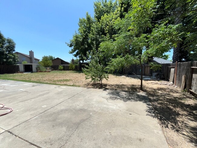 Building Photo - Two Story, 4BR/2.5BA, Very Large Backyard ...