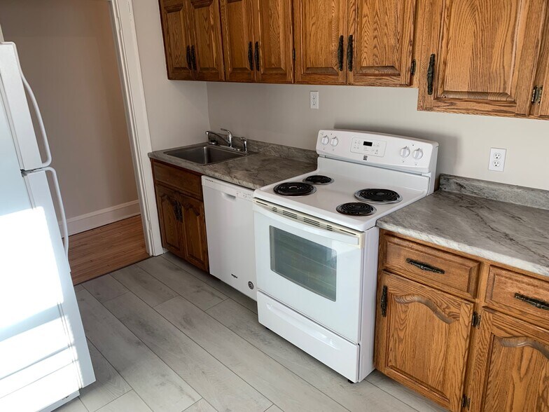 Kitchen - 1900 Grand Ave
