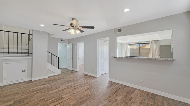 Building Photo - Excellent Townhome with Updated Interior