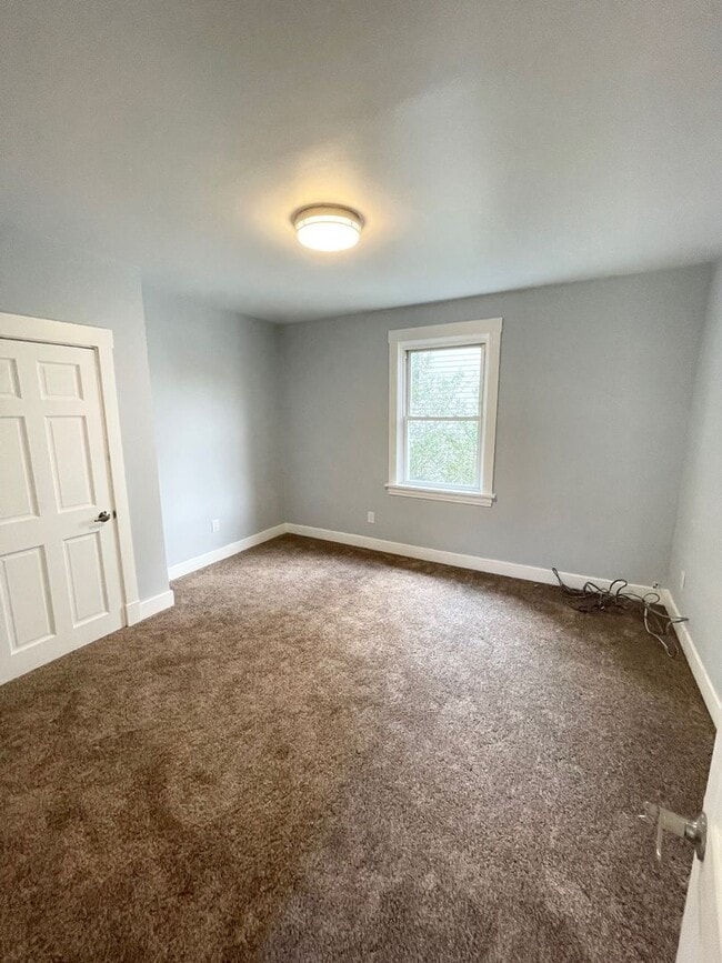 Building Photo - Entirely Remodeled 3 Bedroom, 1 Bathroom i...