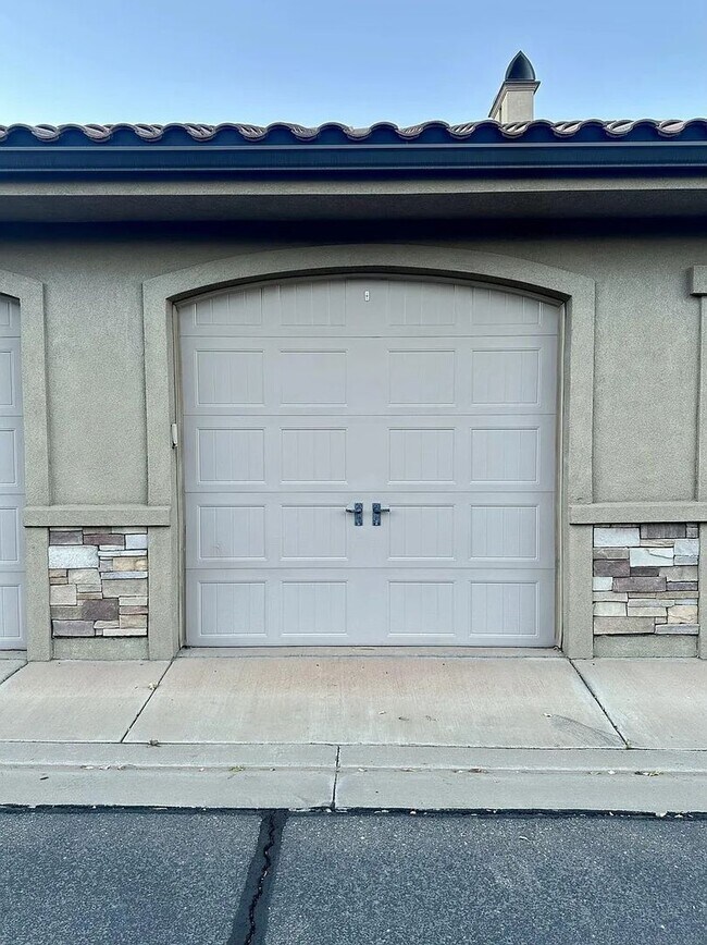 Building Photo - Fully Furnished 2 Bedroom Home.