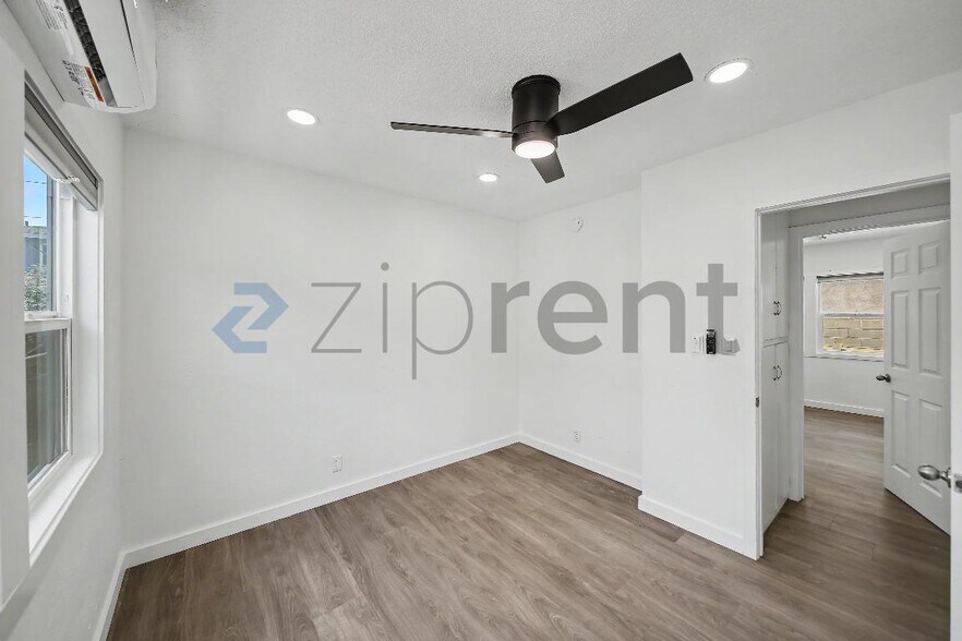 Building Photo - Unit