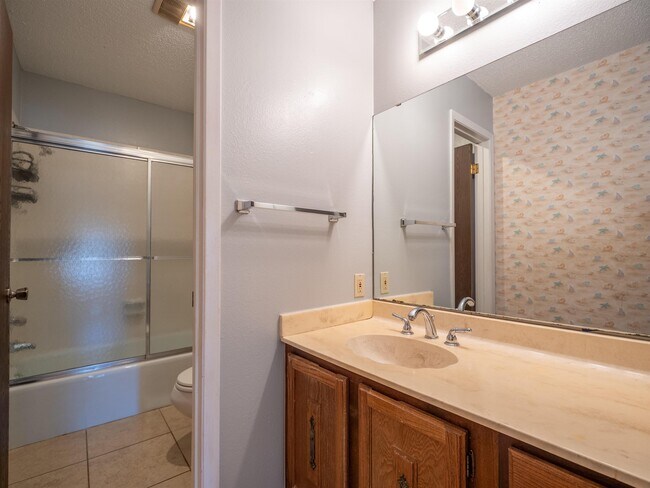 Building Photo - 1209 Hi Stirrup