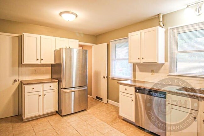 Building Photo - Spacious 4 Bedroom 2.5 Bath Family Home!
