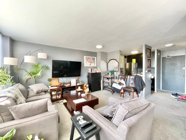 Building Photo - High Floor Studio with Fabulous Views of the Loop FOR RENT!