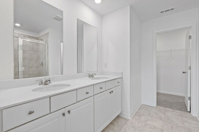 Building Photo - 2730 Harrison Dr