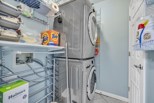 Building Photo - 586 Saint James Walk SE