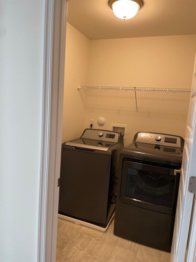 Building Photo - 18405 Palisades Ct