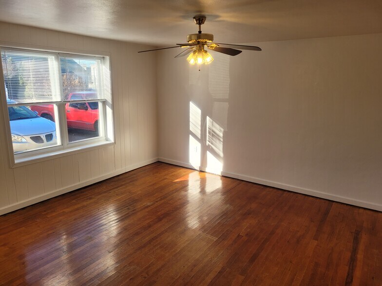 Primary Photo - 129 S 9th St