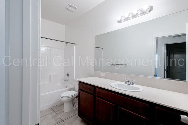 Building Photo - 4 bedroom 2 bath  Home in the Desired Sout...