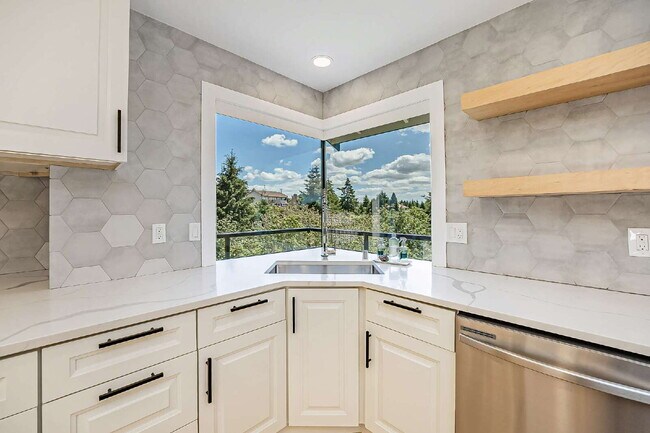 Building Photo - Sophisticated and Elegant home is located in Harbor Ridge at Browns Point. Spacious 4 bedroom, 4 ...