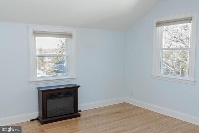 Building Photo - 209 Elm Ave