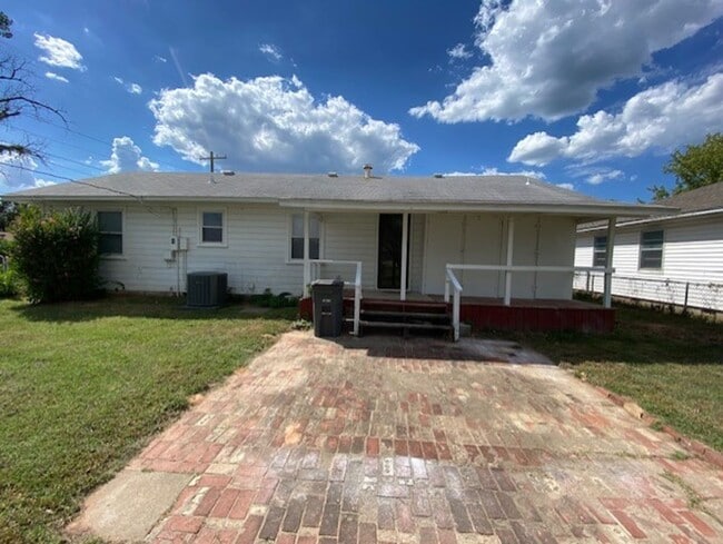 Building Photo - 3 Bed, 2 Bath Corner Lot in Tulsa!