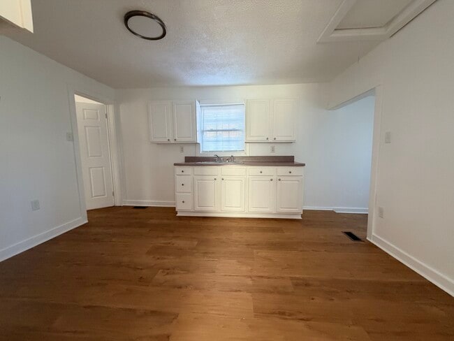 Building Photo - 417 S Hill Ave