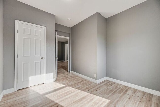 Building Photo - 815 N Travis St